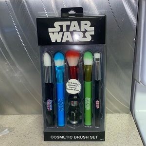Star Wars Cosmetic Brush Set. Powder brush lights up. New in box, never used
